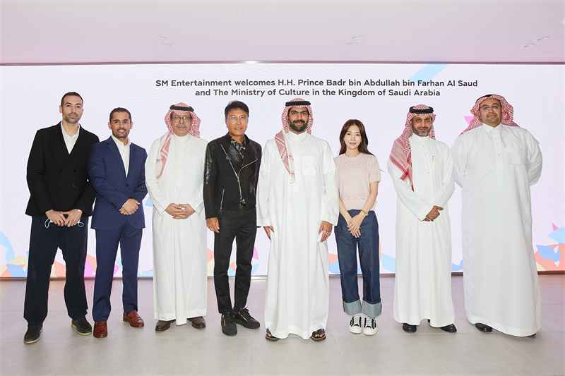 访问SM娱乐圣水洞新办公楼的沙特阿拉伯政府主要人士与李秀满总制作人、歌手BoA.jpg
