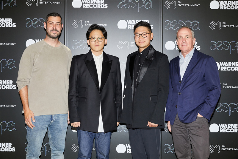 左起Aaron Bay-Schuck、SM共同代表李圣洙、卓荣俊、Tom Corson.jpg